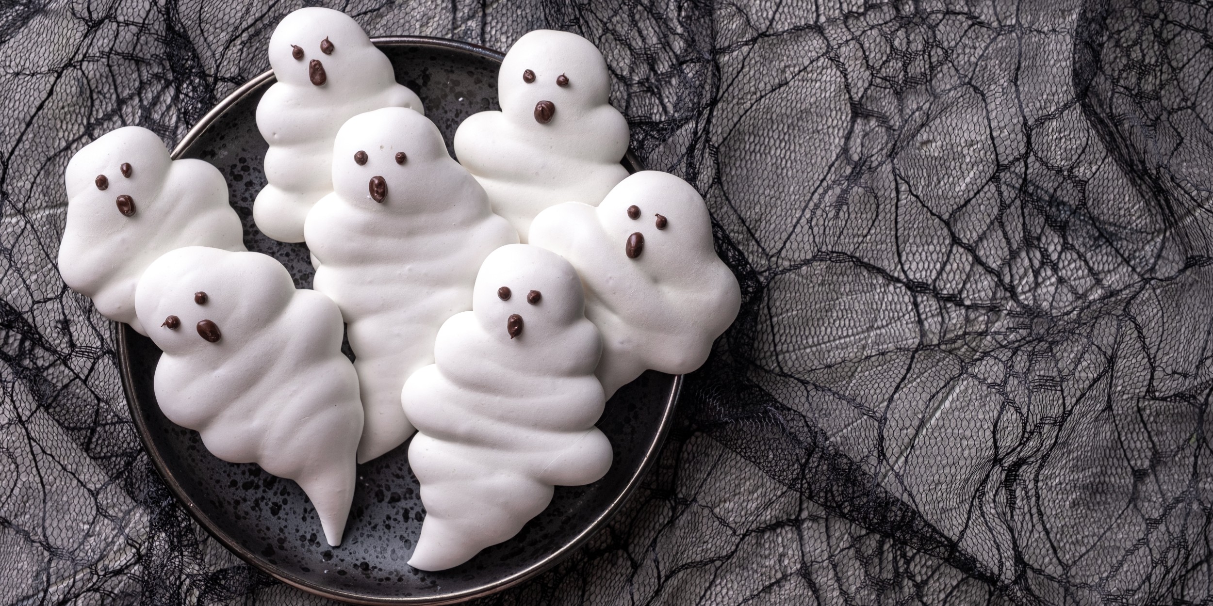 Halloweenské pokrmy: Meringue Ghosts